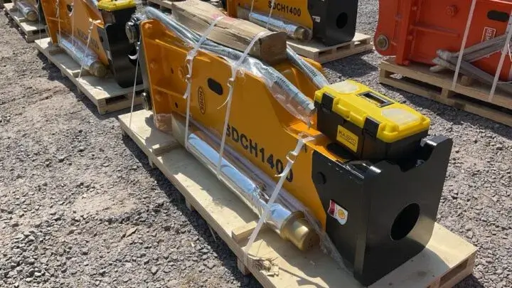 Detalle del cabezal y estructura reforzada del martillo hidráulico SDCH1400 para uso industrial.