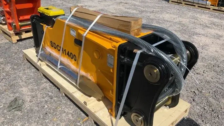 Martillo hidráulico SDCH1400 montado en excavadora de 26 toneladas trabajando en demolición pesada.