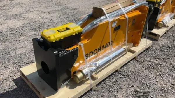Fotografía del martillo hidráulico SDCH modelo 2024 listo para instalar en maquinaria de 19 a 26 toneladas.