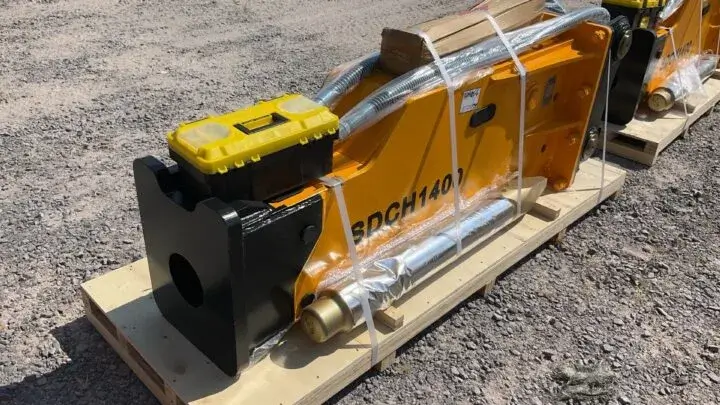 Fotografía del martillo hidráulico SDCH modelo 2024 listo para instalar en maquinaria de 19 a 26 toneladas.