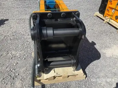 Martillo hidráulico HMB HMB1400 en sitio industrial, preparado para tareas de demolición controlada.