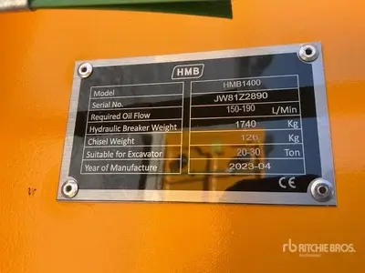 Herramienta HMB1400 en operación sobre superficie de concreto en obra de construcción pesada.