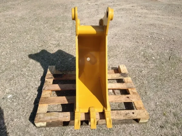 Imagen del cucharón SWICHH nuevo con orejas listas para montaje en retroexcavadora.